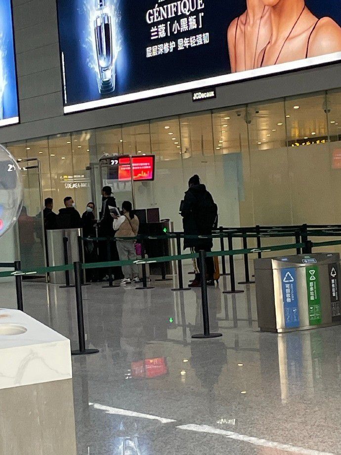 英超-曼城1-1利物浦 哈兰德50球里程碑阿诺德扳平北京时间11月25日20:30，英超联赛第13轮曼城迎战利物浦的比赛，上半场阿利森开门球失误，阿克助攻哈兰德低射破门创造英超最快达成50球的记录，半场结束，曼城1-0利物浦。